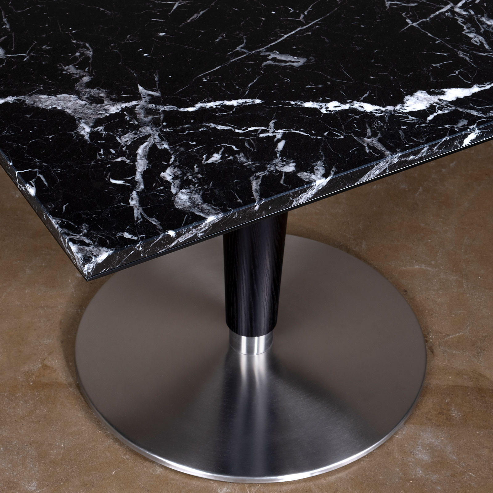 Atlanta Dininig Table Detail